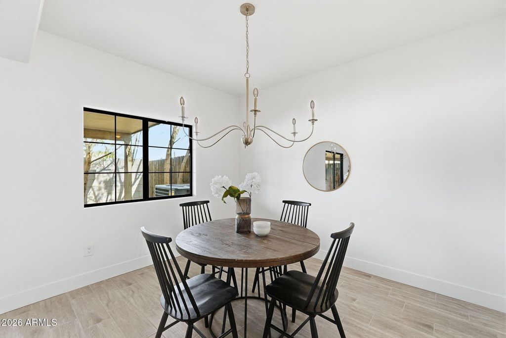 Image 11 of property listing at 13415 N 20TH Street 8, Phoenix, AZ 85022