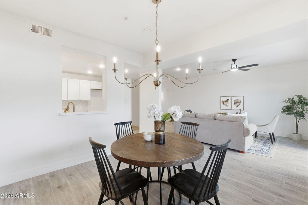 Image 12 of property listing at 13415 N 20TH Street 8, Phoenix, AZ 85022