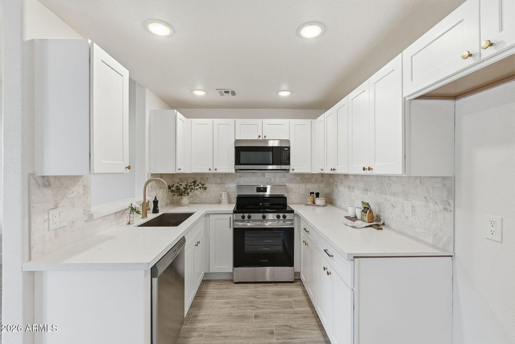 Image 13 of property listing at 13415 N 20TH Street 8, Phoenix, AZ 85022
