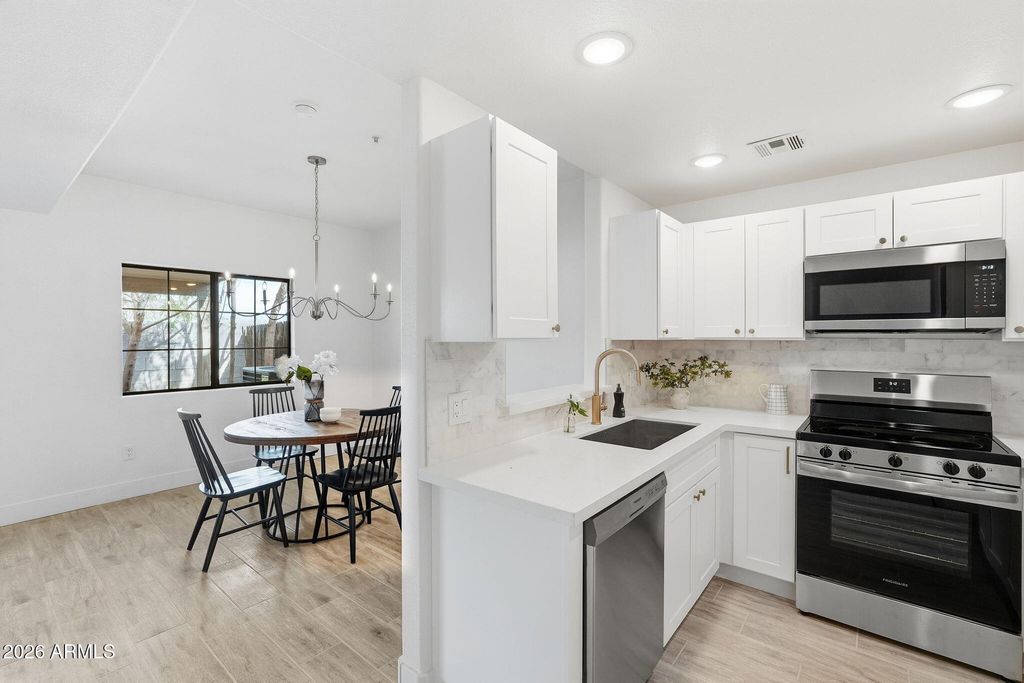 Image 14 of property listing at 13415 N 20TH Street 8, Phoenix, AZ 85022