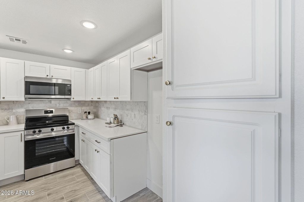 Image 15 of property listing at 13415 N 20TH Street 8, Phoenix, AZ 85022