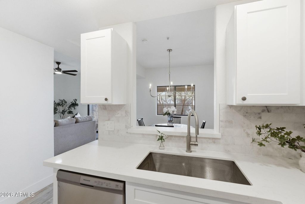 Image 17 of property listing at 13415 N 20TH Street 8, Phoenix, AZ 85022