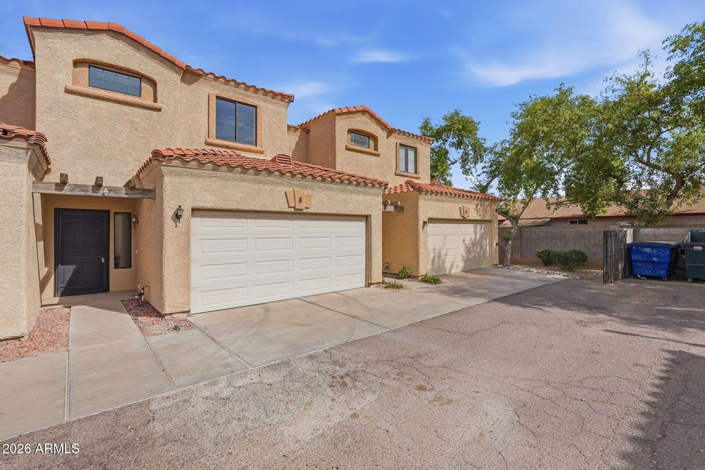 Image 3 of property listing at 13415 N 20TH Street 8, Phoenix, AZ 85022