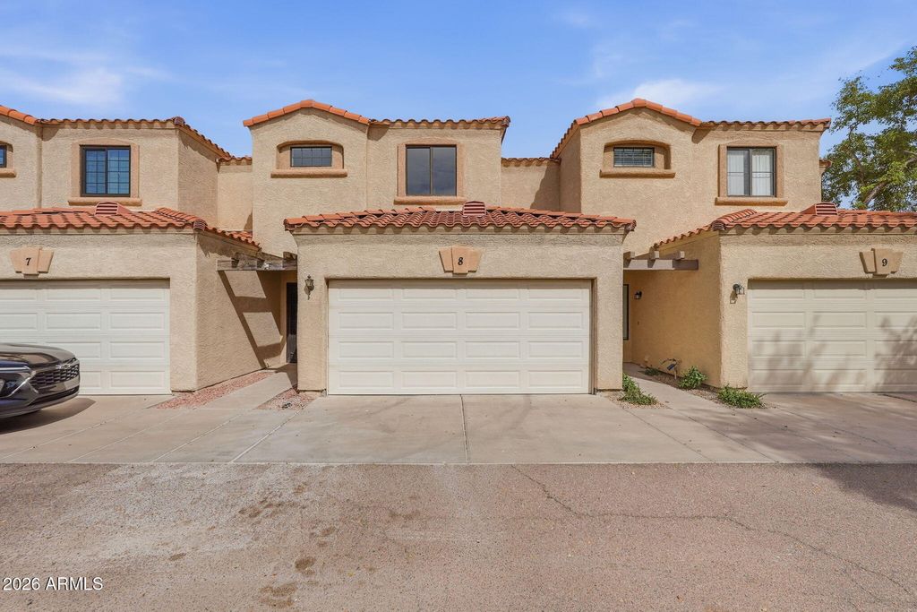 Image 5 of property listing at 13415 N 20TH Street 8, Phoenix, AZ 85022