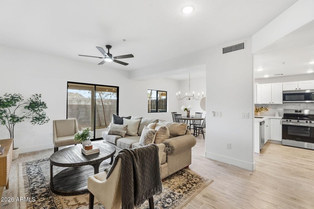 Image 7 of property listing at 13415 N 20TH Street 8, Phoenix, AZ 85022