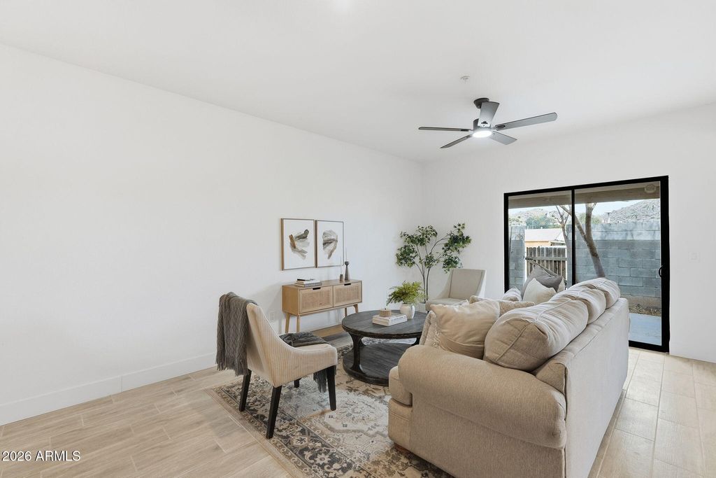 Image 8 of property listing at 13415 N 20TH Street 8, Phoenix, AZ 85022