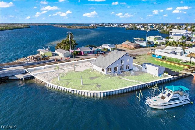 4767 Pine Island RD NW, Matlacha, FL 33993