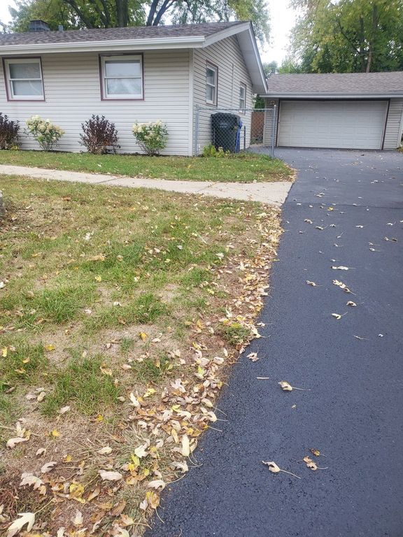 1426 Kings Road, Carpentersville, IL 60110