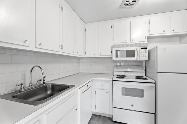 1 Colonial Dr B1-8, Andover, MA 01810