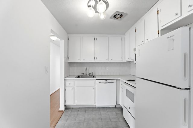 1 Colonial Dr B1-8, Andover, MA 01810