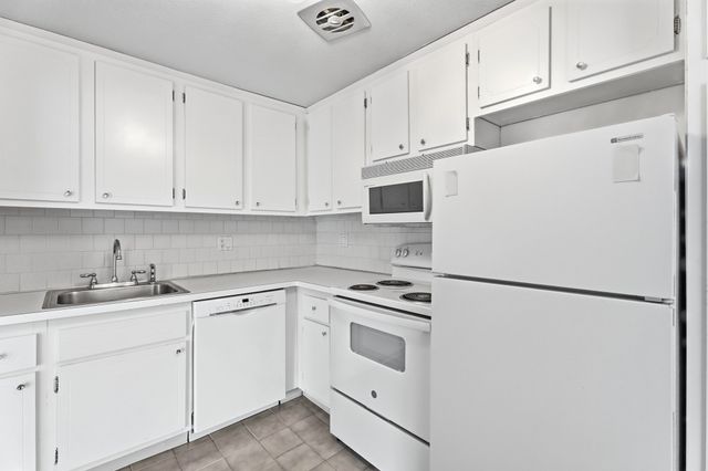 1 Colonial Dr B1-8, Andover, MA 01810