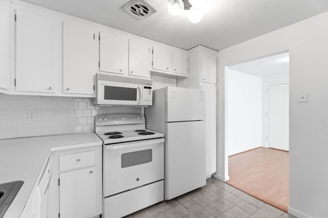 1 Colonial Dr B1-8, Andover, MA 01810