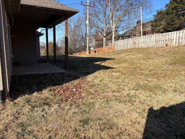 1516 S Essex Road, Springfield, MO 65809