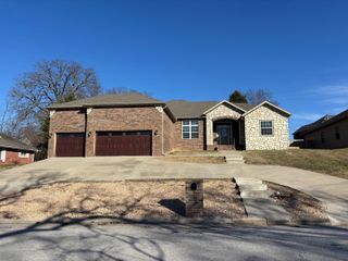 1516 S Essex Road, Springfield, MO 65809