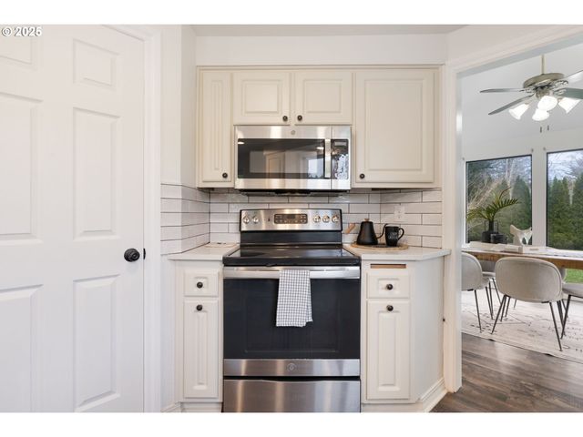 1648 Se LEWELLYN Ave, Troutdale, OR 97060