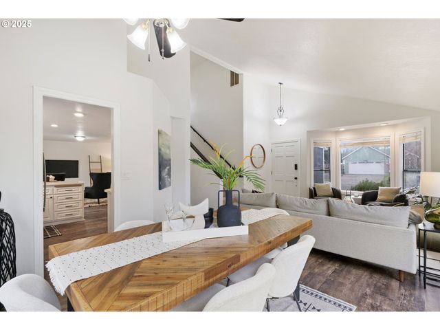 1648 Se LEWELLYN Ave, Troutdale, OR 97060