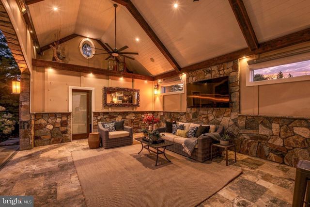 22083 AUCTION BARN DR, Ashburn, VA 20148