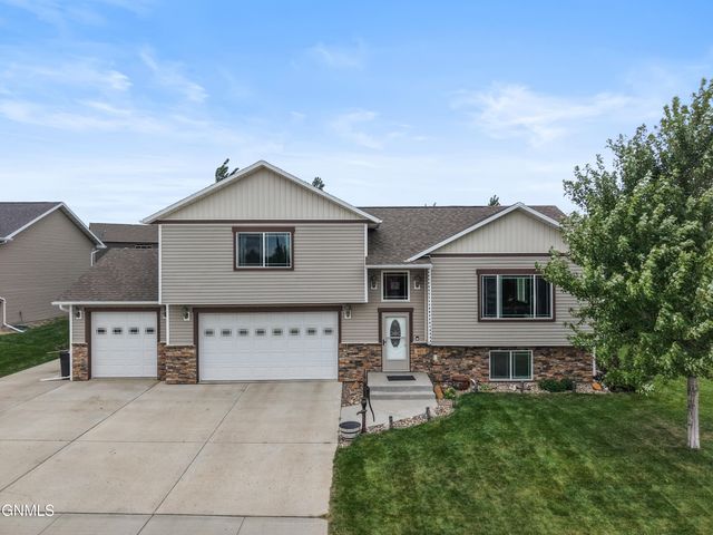 801 Sunflower Lane SW, Mandan, ND 58554 property photo