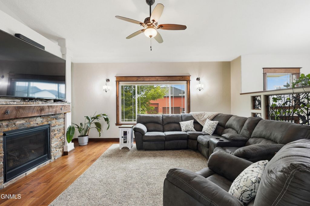 801 Sunflower Lane SW, Mandan, ND 58554 photo 4