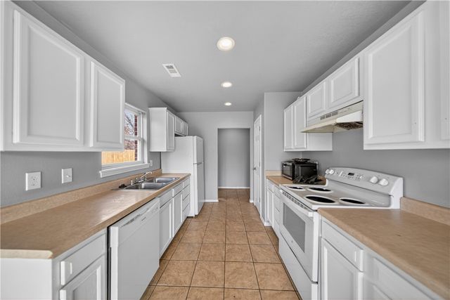 4100 SW Chapelstone Avenue, Bentonville, AR 72712