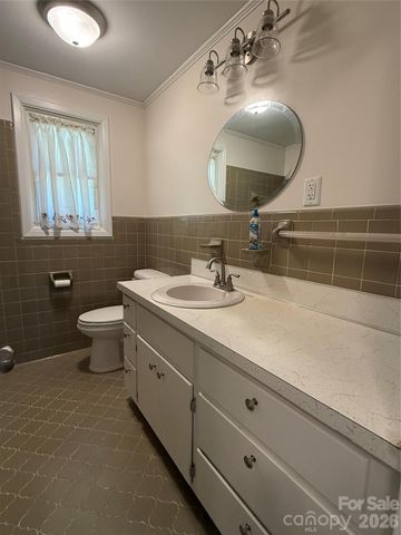 2012 N Deal Avenue, Newton, NC 28658