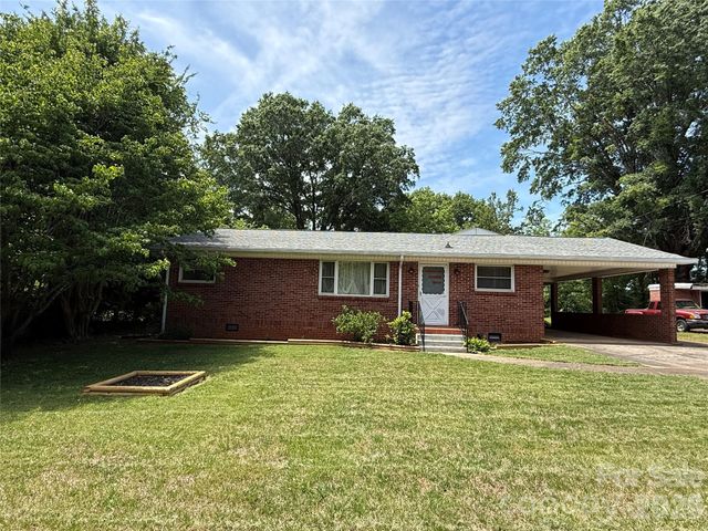 2012 N Deal Avenue, Newton, NC 28658