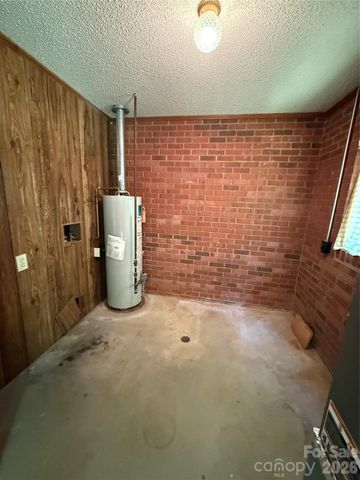 2012 N Deal Avenue, Newton, NC 28658