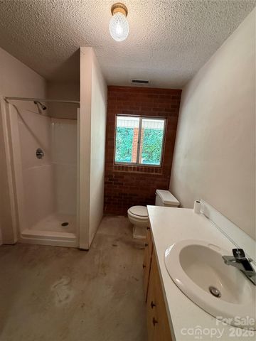 2012 N Deal Avenue, Newton, NC 28658