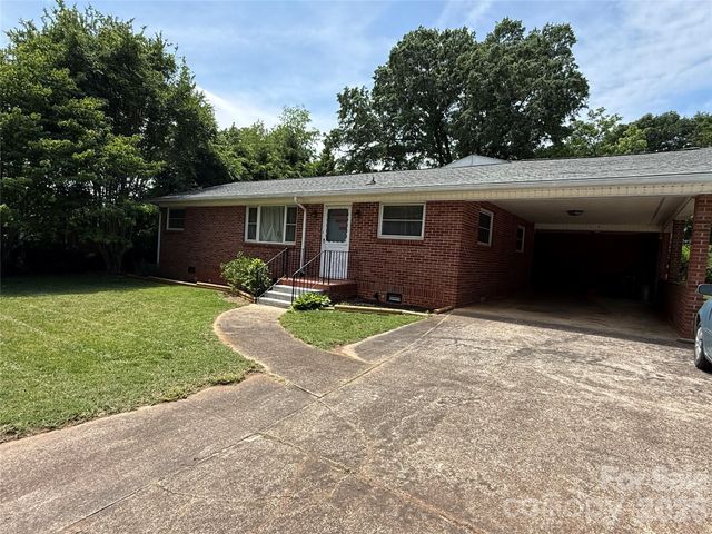 2012 N Deal Avenue, Newton, NC 28658