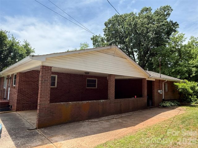 2012 N Deal Avenue, Newton, NC 28658