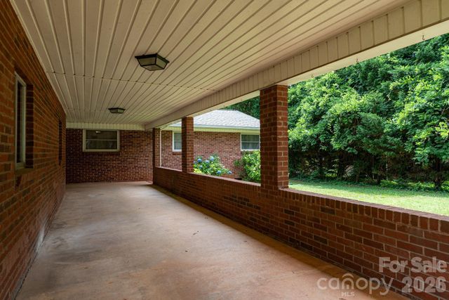 2012 N Deal Avenue, Newton, NC 28658