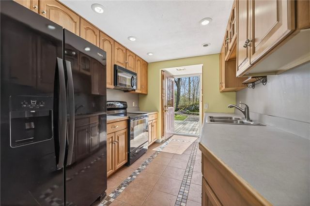 13 Pigeon Hill Cove, Hopkinton, RI 02808