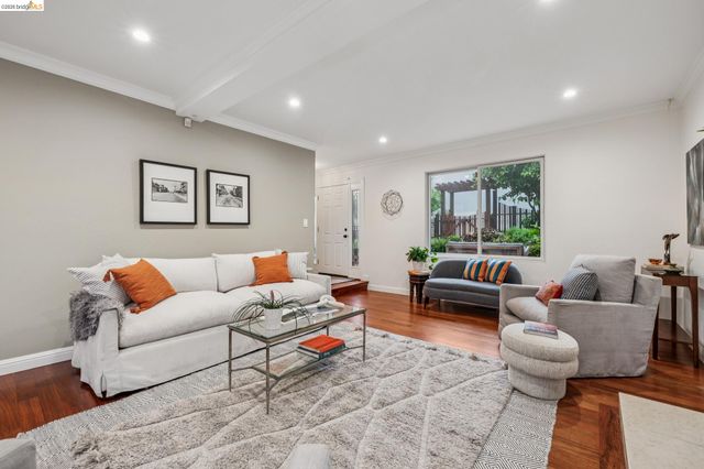 18 North Cir, Oakland, CA 94611