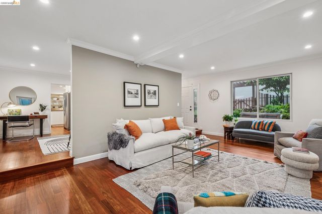 18 North Cir, Oakland, CA 94611