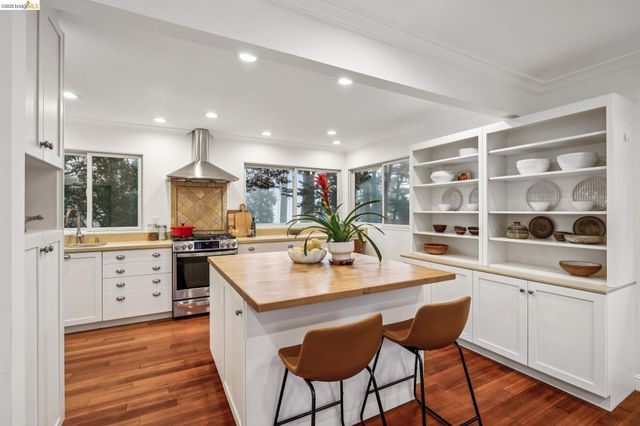 18 North Cir, Oakland, CA 94611