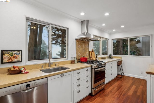 18 North Cir, Oakland, CA 94611