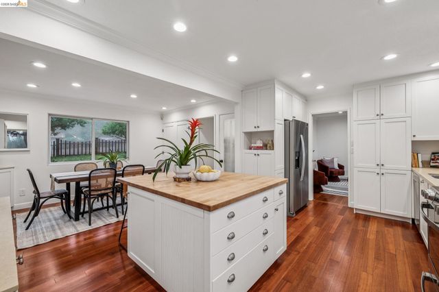 18 North Cir, Oakland, CA 94611