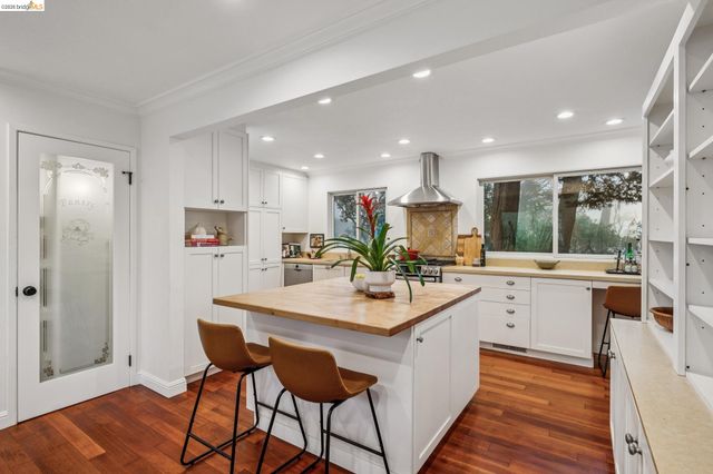 18 North Cir, Oakland, CA 94611