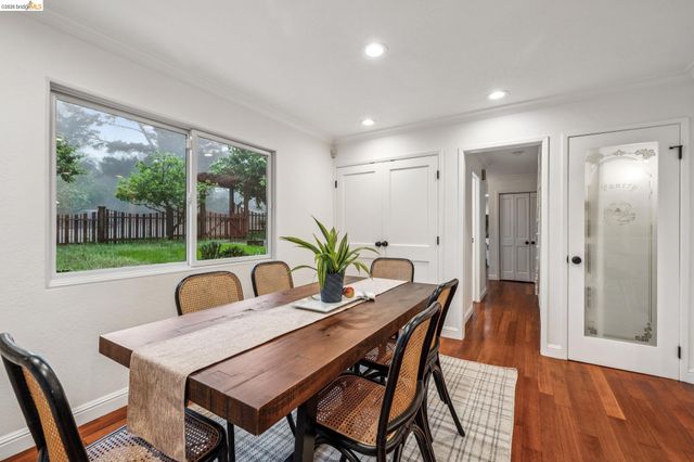 18 North Cir, Oakland, CA 94611