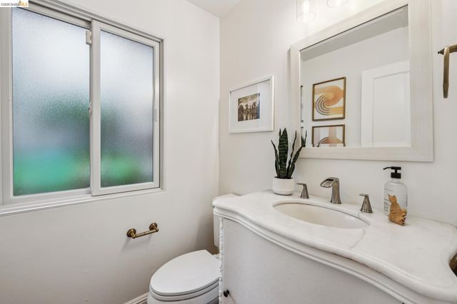 18 North Cir, Oakland, CA 94611