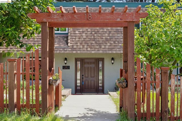 18 North Cir, Oakland, CA 94611