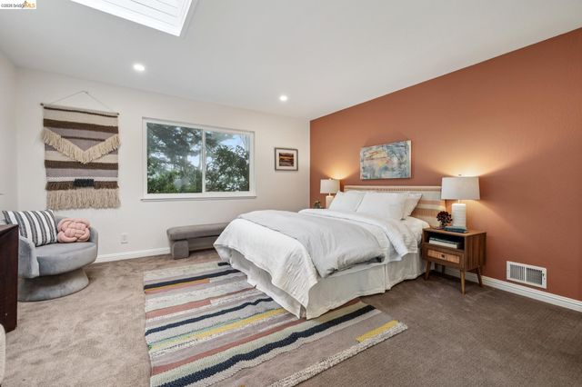 18 North Cir, Oakland, CA 94611