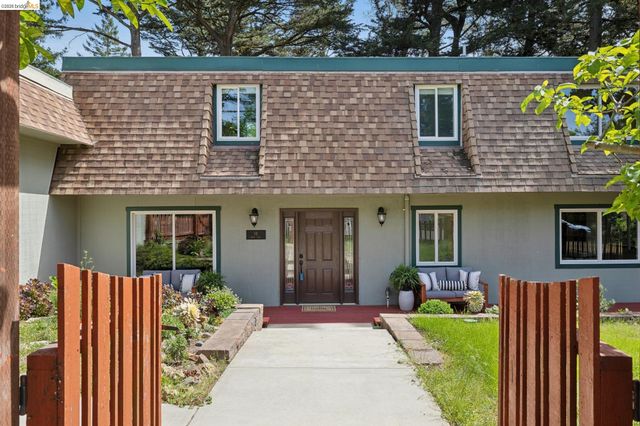 18 North Cir, Oakland, CA 94611