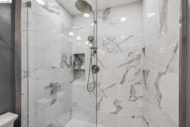 18 North Cir, Oakland, CA 94611