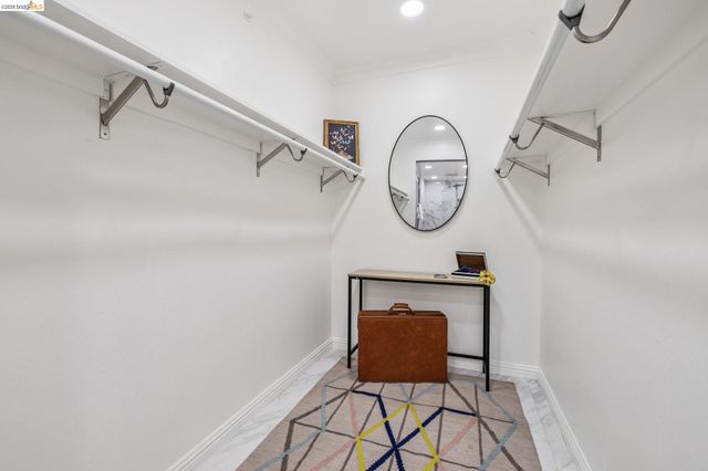 18 North Cir, Oakland, CA 94611