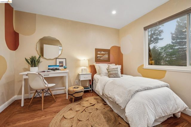 18 North Cir, Oakland, CA 94611