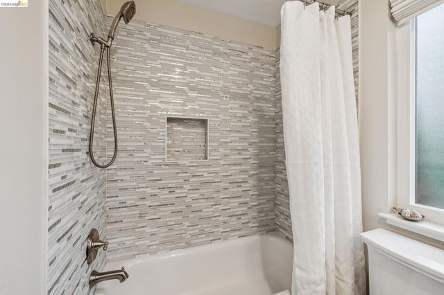 18 North Cir, Oakland, CA 94611