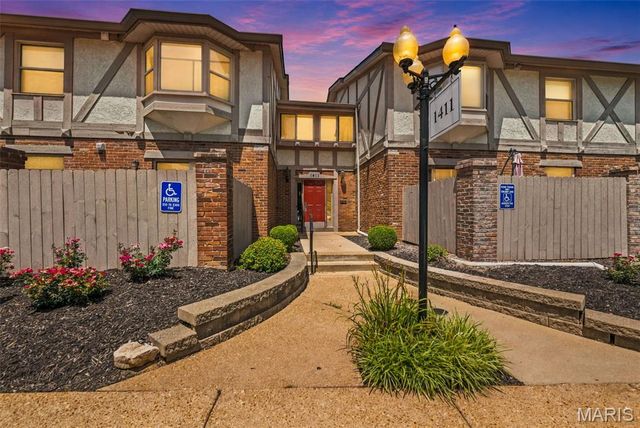 1411 Willow Brook Cove 10, St Louis, MO 63146