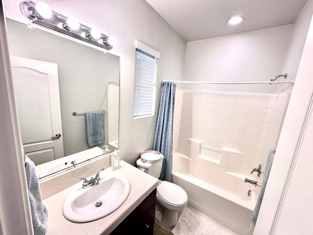 4056 Trenton Avenue, Clovis, CA 93619