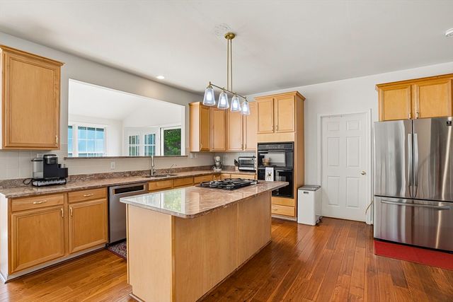 34 Hemingway St, Shrewsbury, MA 01545